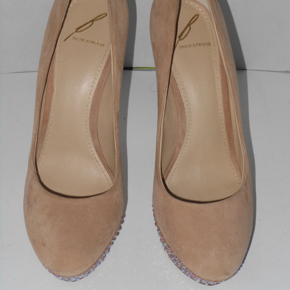 BRIAN ATWOOD BEIGE SUEDE CLASSIC PUMPS SIZE 6.5 M - Picture 4 of 5